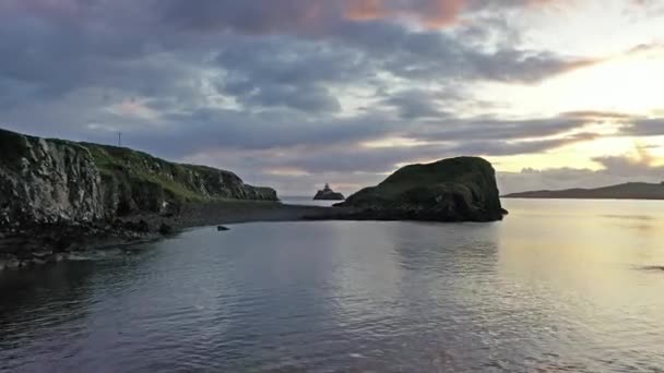 Полет к маяку Rotten Island by Killybegs - County Donegal - Ирландия — стоковое видео