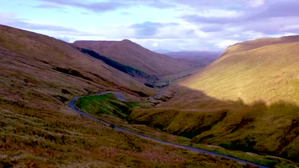 アイルランド・ドニゴール州アルダラによるグレンイーシュ峠の空中風景 — ストック動画
