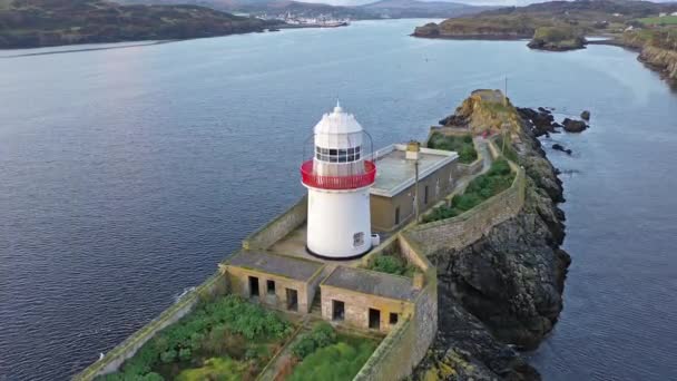 Воздушный маяк на острове Роттен с убийцами на заднем плане - графство Донегал - Ирландия — стоковое видео