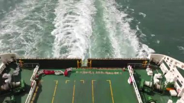 Araba rampası ve okyanusu olan bir feribotun ters görüntüsü.