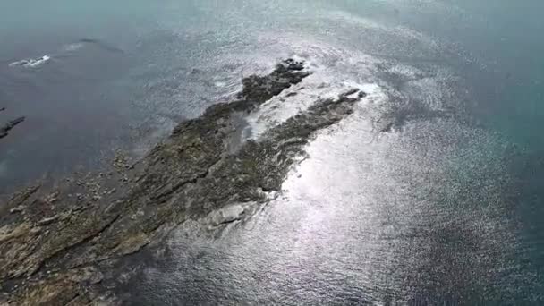 Αεροφωτογραφία του υφάλου από Carrickfad σε παραλία με Portnoo County Donegal, Ιρλανδία — Αρχείο Βίντεο