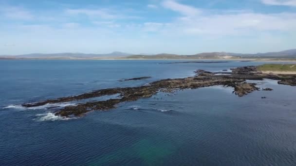 Luchtfoto van het rif door Carrickfad bij Narin Beach bij Portnoo County Donegal, Ierland — Stockvideo