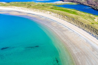 Carrickfad ve Cashelgolan plajlarının havadan görünüşü, Castlegoland, by County Donegal - İrlanda