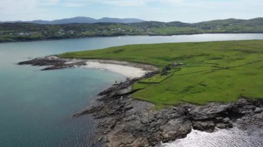 Donegal, İrlanda 'daki Narin Sahili' nin yanındaki Portnoo tarafındaki Inishkeel Adası 'nın havadan görünüşü