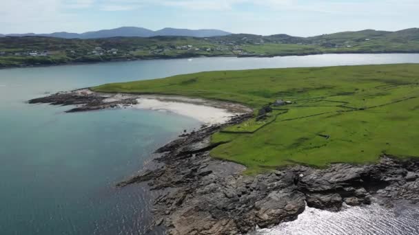 Flygfoto över ön Inishkeel vid Portnoo bredvid den tilldelade Narin Beach i grevskapet Donegal, Irland - Monk building remains — Stockvideo
