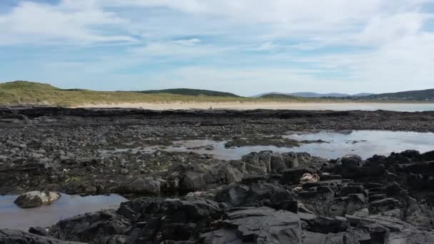 Carrickfad tarafından Portnoo County Donegal, İrlanda 'daki Narin Sahili' nde yapılan resifin havadan görünüşü — Stok video