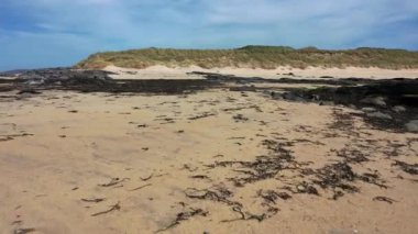 Portnoo County Donegal, İrlanda 'daki Narin Sahili' nde Carrickfad üzerinde uçuyor.