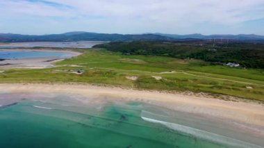 Donegal, İrlanda 'da bulunan Portnoo ve Inishkeel Adası tarafından ödüllendirilen Narin Sahili' nin hava görüntüsü..