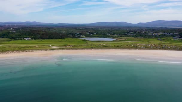 Widok z lotu ptaka nagrodzonej plaży Narin przez Portnoo i Inishkeel Island w hrabstwie Donegal, Irlandia. — Wideo stockowe