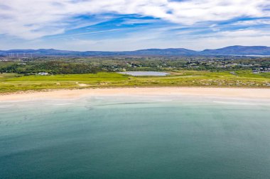 Donegal, İrlanda 'da bulunan Portnoo ve Inishkeel Adası tarafından ödüllendirilen Narin Sahili' nin hava görüntüsü.