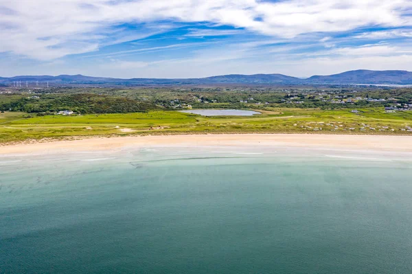 Letecký pohled na oceněnou pláž Narin od Portnoo a ostrov Inishkeel v hrabství Donegal, Irsko — Stock fotografie