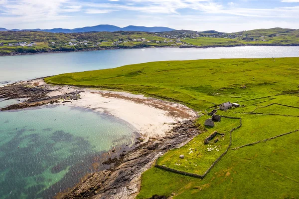 アイルランドのドニゴール州の受賞歴のあるナリンビーチの隣にあるPortnooによるInishkeel島の空中ビュー-モンクの建物は残っています — ストック写真