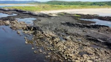 Carrickfad tarafından Portnoo County Donegal, İrlanda 'daki Narin Sahili' nde yapılan resifin havadan görünüşü