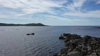 Portnoo 'nun yanındaki Inishkeel Adası' na doğru uçuyor. Donegal, İrlanda 'daki Narin Sahili' nin yanında.