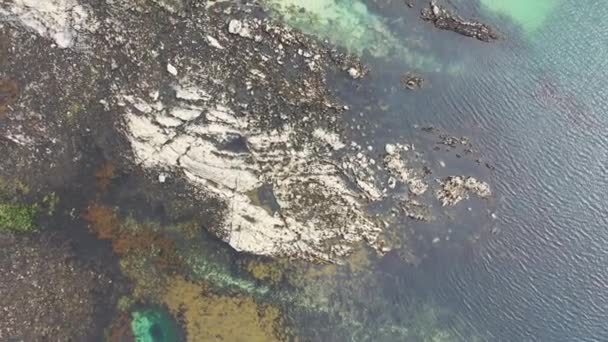 Flygfoto över revet av Carrickfad vid Narin Beach av Portnoo County Donegal, Irland — Stockvideo