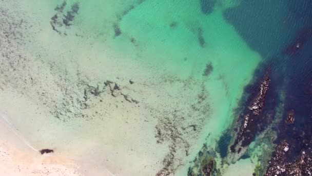Vista aérea de la premiada Narin Beach por Portnoo e Inishkeel Island en el Condado de Donegal, Irlanda. — Vídeo de stock