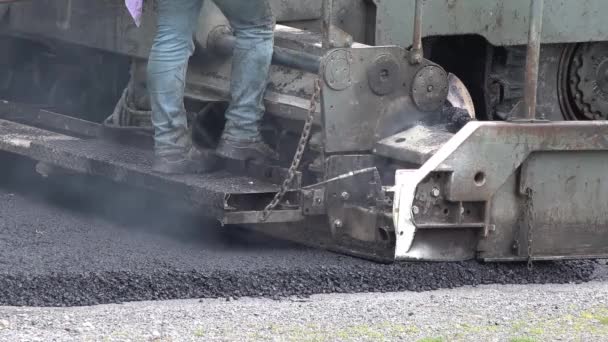 Budowniczy na asfaltowej nawierzchni podczas ponownego otwarcia po zamknięciu Covid 19 — Wideo stockowe