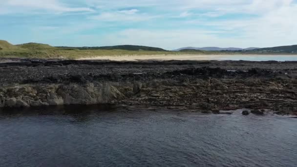 Vista aérea del arrecife de Carrickfad en Narin Beach por el Condado de Portnoo Donegal, Irlanda — Vídeos de Stock