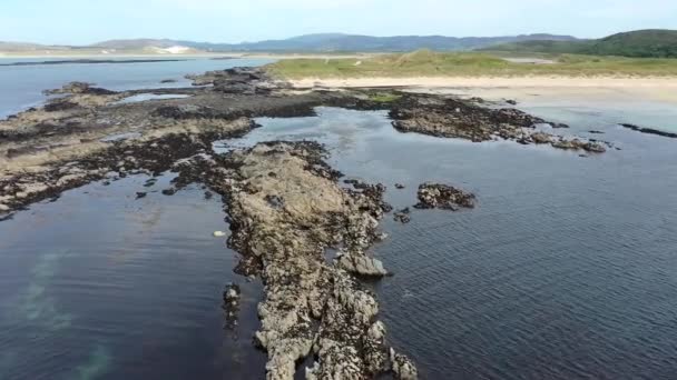 Vue aérienne du récif par Carrickfad à Narin Beach par le comté de Portnoo Donegal, Irlande — Video