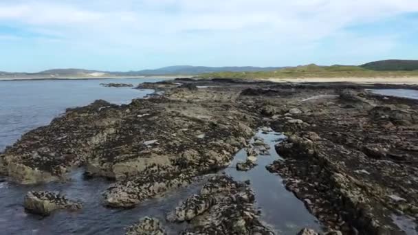 アイルランドのポルノ郡によるナリンビーチのカリックファッドによるサンゴ礁の空中ビュー｜Donegal, Ireland — ストック動画