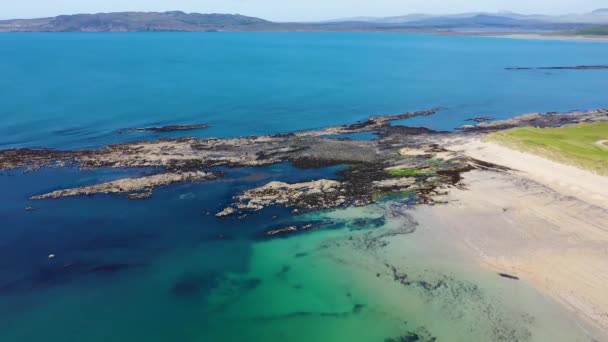 Luchtfoto van het bekroonde Narin Beach door Portnoo en Inishkeel Island in county Donegal, Ierland. — Stockvideo