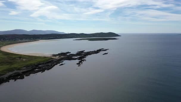 Flygfoto över revet av Carrickfad vid Narin Beach av Portnoo County Donegal, Irland — Stockvideo