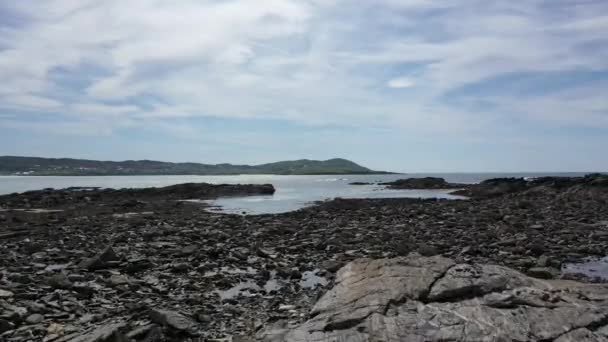 Volando hacia la isla de Inishkeel por Portnoo junto a la premiada Narin Beach en el Condado de Donegal, Irlanda — Vídeo de stock