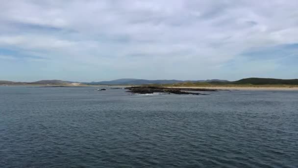 Flygfoto över revet av Carrickfad vid Narin Beach av Portnoo County Donegal, Irland — Stockvideo