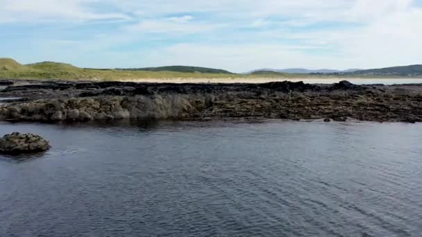 Flygfoto över revet av Carrickfad vid Narin Beach av Portnoo County Donegal, Irland — Stockvideo