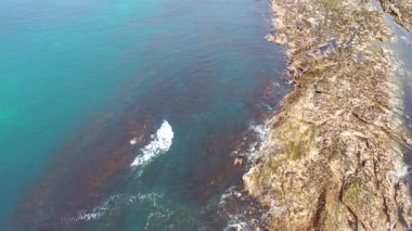 Carrickfad tarafından Portnoo County Donegal, İrlanda 'daki Narin Sahili' nde yapılan resifin havadan görünüşü
