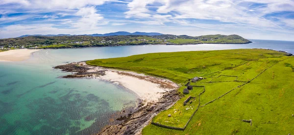 アイルランドのドニゴール州の受賞歴のあるナリンビーチの隣にあるPortnooによるInishkeel島の空中ビュー-モンクの建物は残っています — ストック写真