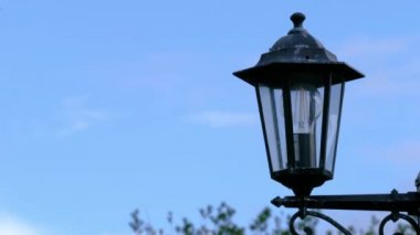 Antuque LED enerji tasarrufu lambası ve mavi gökyüzü
