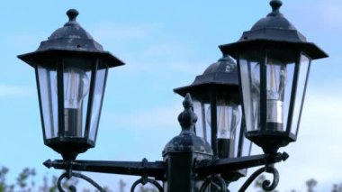 Antuque LED enerji tasarrufu lambası ve mavi gökyüzü