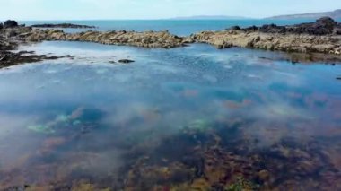 Carrickfad tarafından Portnoo County Donegal, İrlanda 'daki Narin Sahili' nde yapılan resifin havadan görünüşü