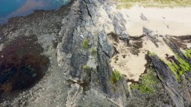 Donegal, İrlanda 'da bulunan Portnoo ve Inishkeel Adası tarafından ödüllendirilen Narin Sahili' nin hava görüntüsü..