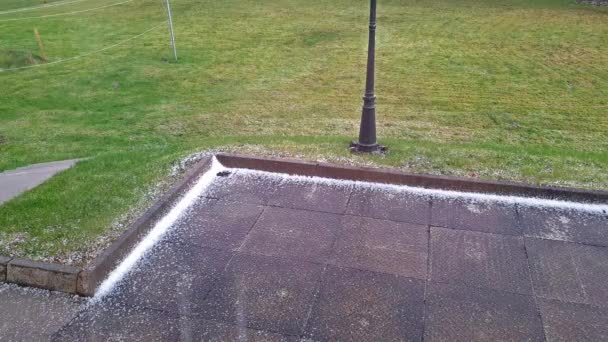 Granizo cayendo en el patio durante la tormenta — Vídeos de Stock