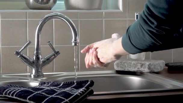 Az acélkonyhai mosogatónál bemutatott kezek megfelelő szárítása — Stock videók
