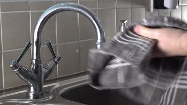Сушка рук на стальной раковине кухни — стоковое видео
