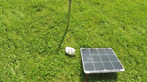 Panel solar lapso de tiempo con reloj de sol — Vídeo de stock