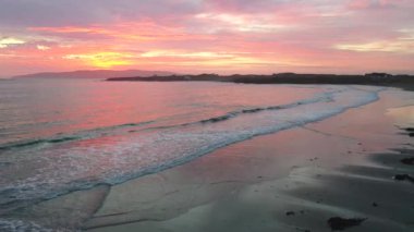 Arka planda Aran Adası 'nın bulunduğu Maghery plajının havadan görünüşü - İrlanda Donegal İlçesi