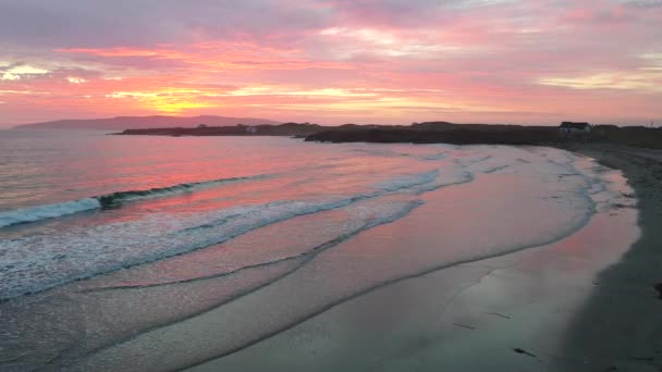 Vista aérea da praia de Maghery com Aran Island em segundo plano - County Donegal, Irlanda — Vídeo de Stock