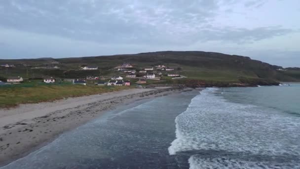 Flygfoto över Maghery Beach - County Donegal, Irland — Stockvideo