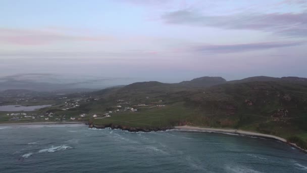 Flyg mot Maghery i gryningen - County Donegal, Irland — Stockvideo