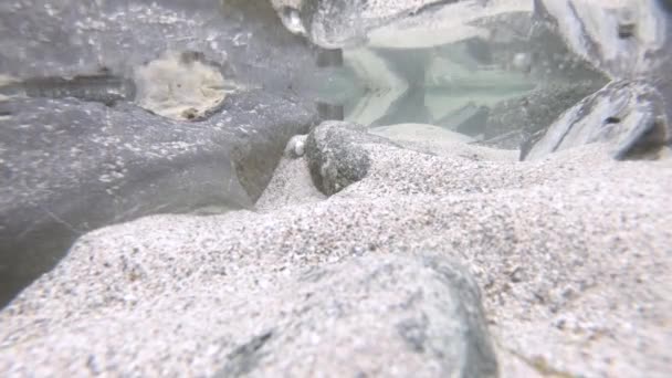 Подводный вид на западное побережье Донегала на диком атлантическом пути в Ирландии с подводным ручьем, идущим слева — стоковое видео