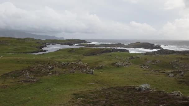 Kustlinjen vid Dawros i grevskapet Donegal - Irland. — Stockvideo