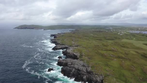 Donegal İlçesi Daros kıyı şeridinin havadan görüntüsü - İrlanda. — Stok video