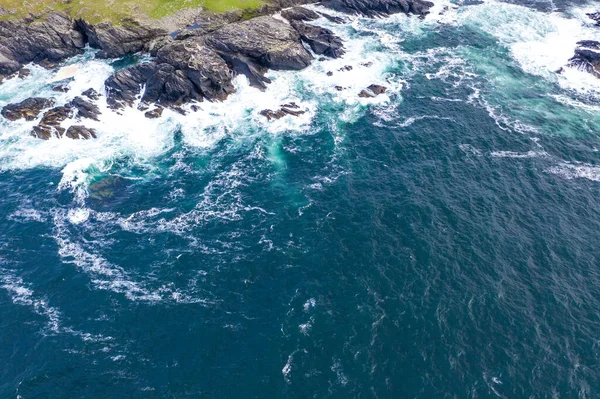 Uitzicht vanuit de lucht op de kustlijn van Daros in county Donegal - Ierland. — Stockfoto