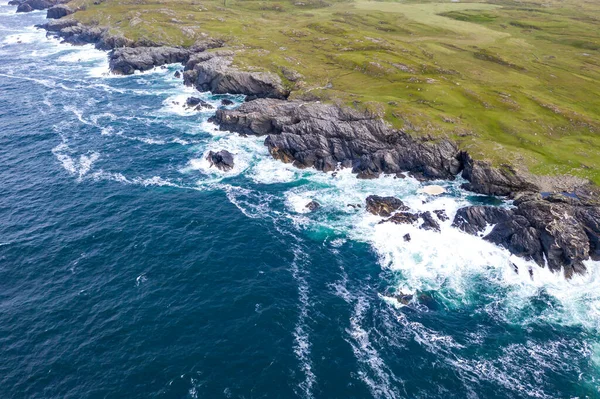 Vista aérea de la costa de Daros en el Condado de Donegal - Irlanda. — Foto de Stock