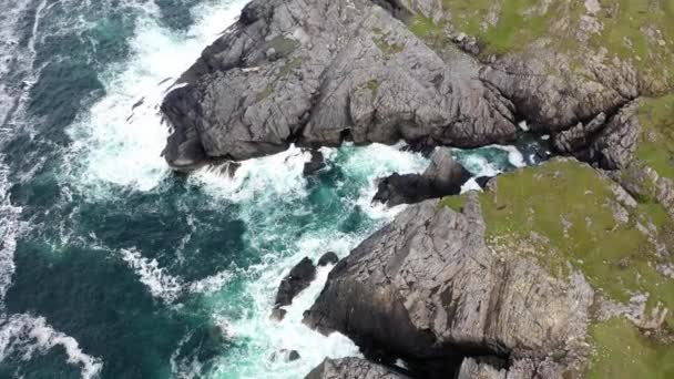 Donegal İlçesi Daros kıyı şeridinin havadan görüntüsü - İrlanda. — Stok video