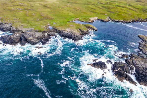 Vista aérea de la costa de Daros en el Condado de Donegal - Irlanda. — Foto de Stock